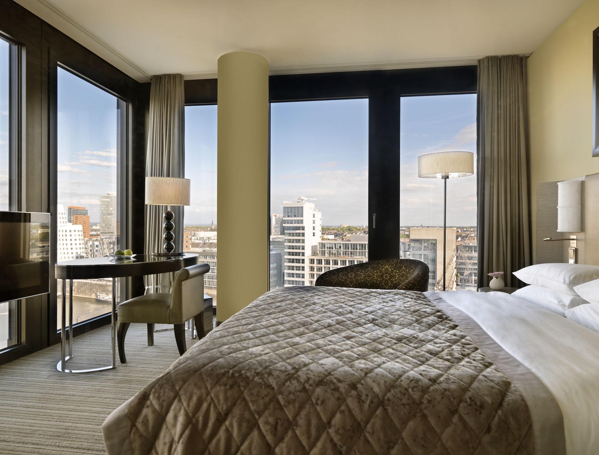 杜塞尔多夫凯悦酒店 外观 照片 A bedroom at the Mandarin Oriental, Munich