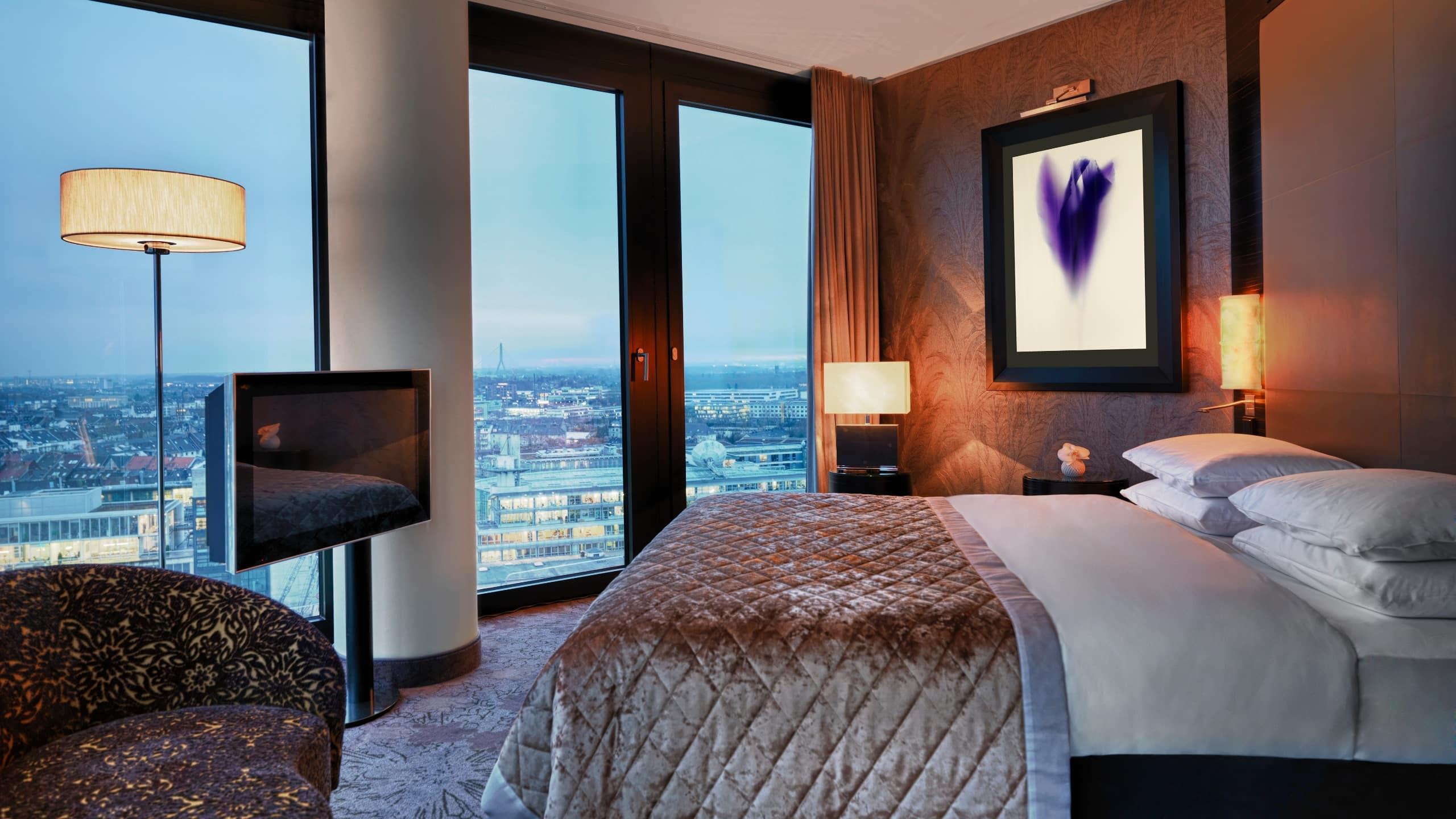 杜塞尔多夫凯悦酒店 外观 照片 A bedroom at the Mandarin Oriental, Munich