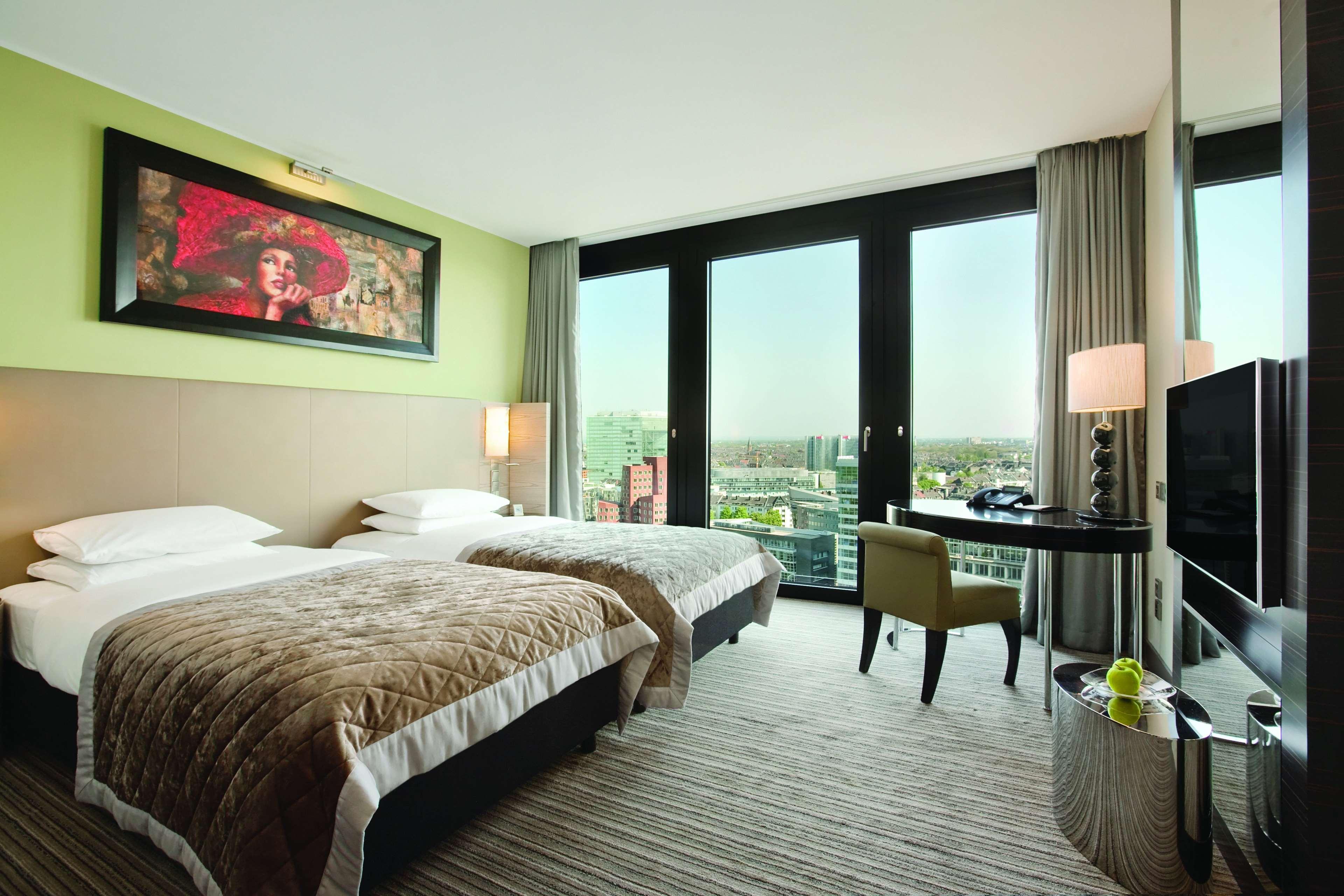 杜塞尔多夫凯悦酒店 外观 照片 A room at the hotel