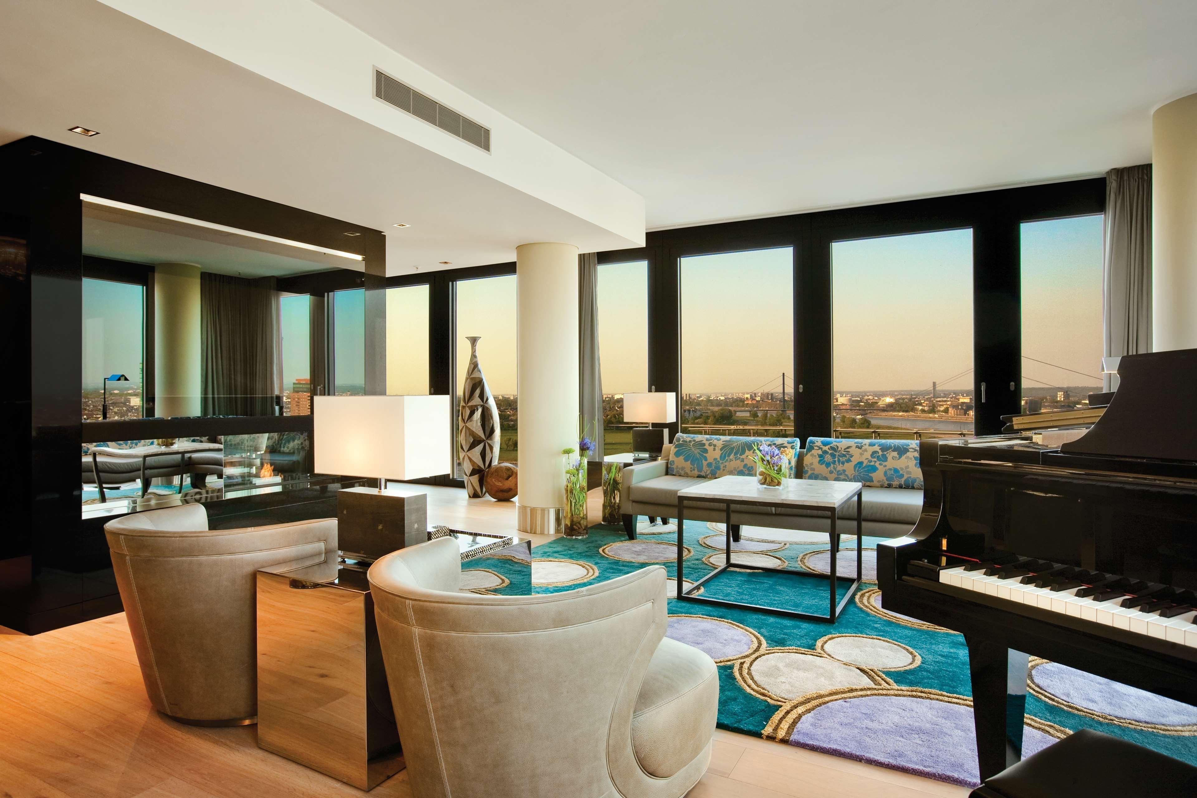 杜塞尔多夫凯悦酒店 外观 照片 A living room at the Ritz-Carlton, Dubai