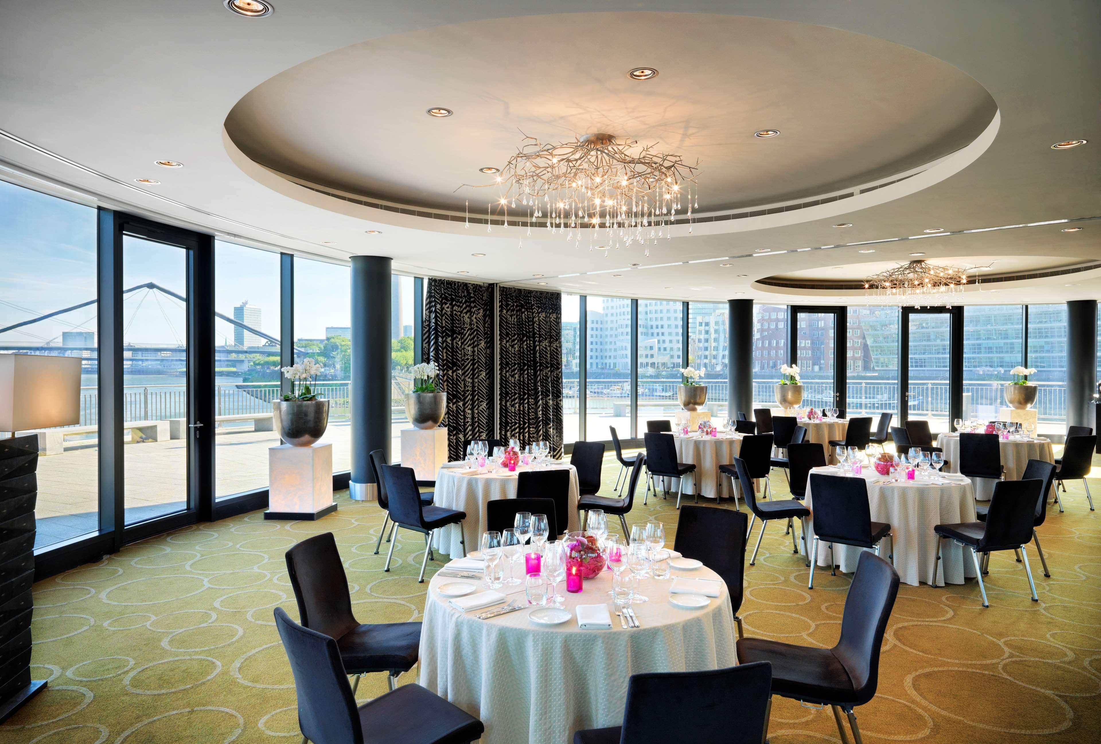 杜塞尔多夫凯悦酒店 外观 照片 The Club Lounge at the Hong Kong International Convention and Exhibition Centre