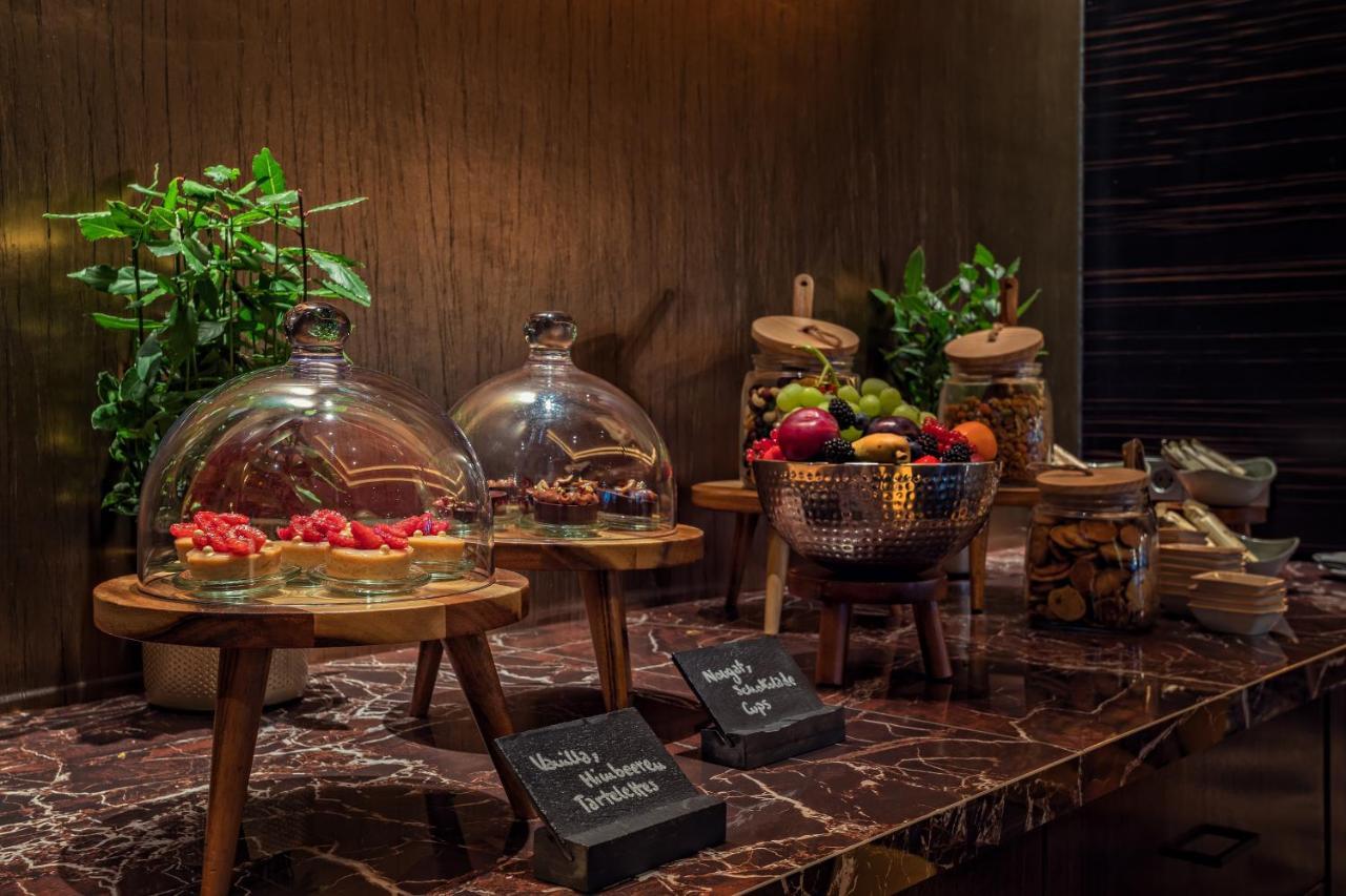杜塞尔多夫凯悦酒店 外观 照片 A dessert buffet at a hotel