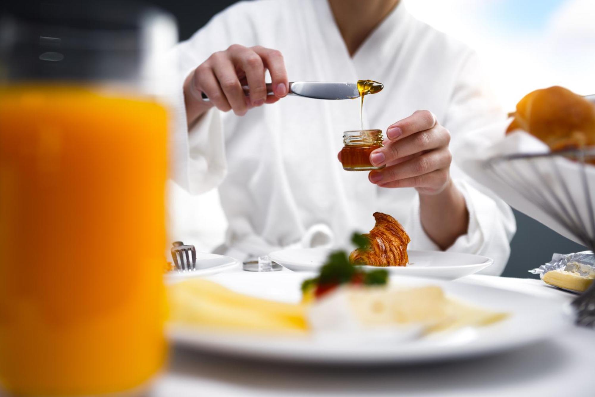 杜塞尔多夫凯悦酒店 外观 照片 Honey being drizzled onto a croissant