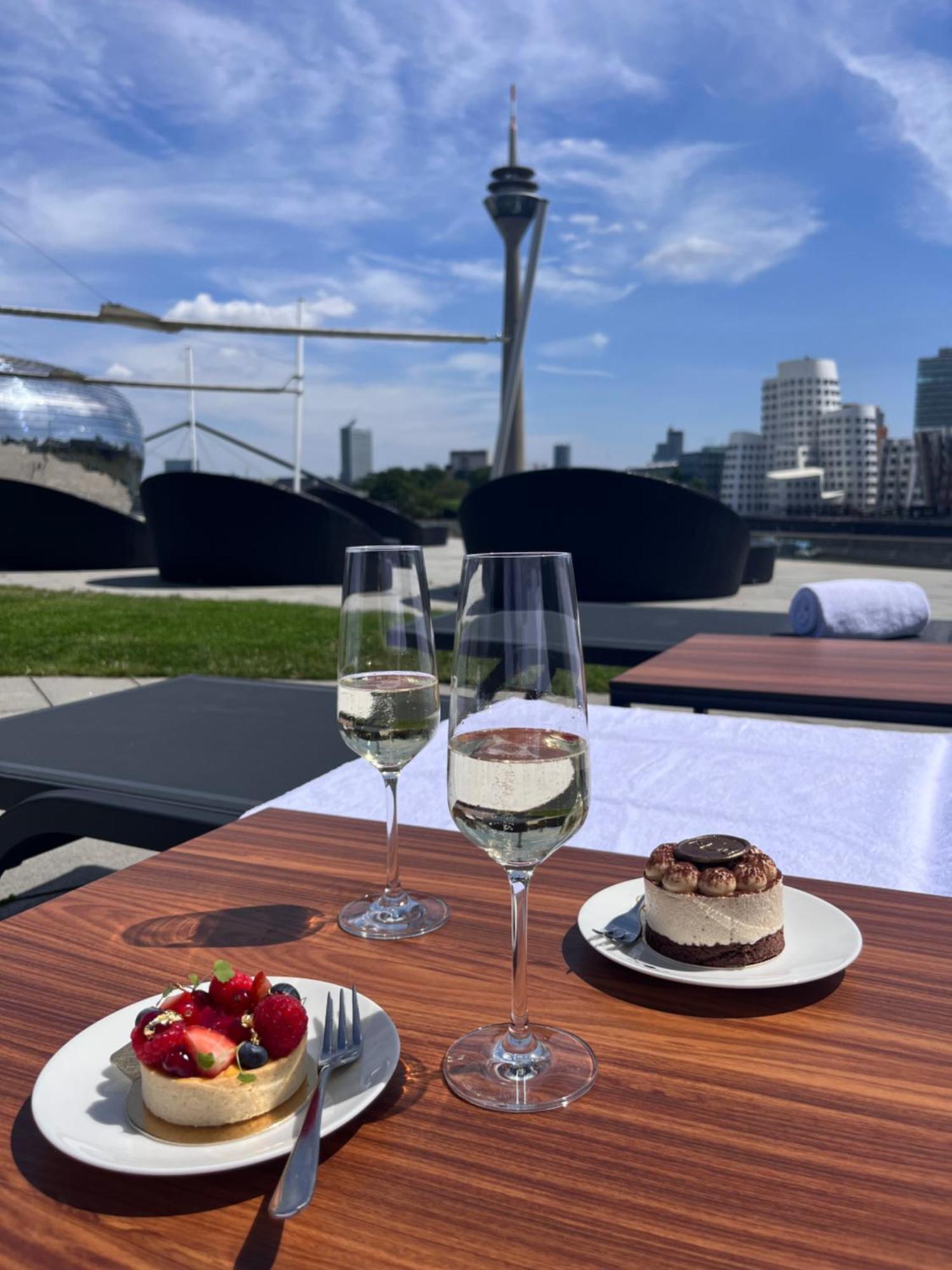 杜塞尔多夫凯悦酒店 外观 照片 The rooftop pool at the InterContinental London - The O2